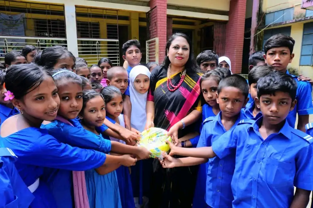 জেলা প্রশাসকের উদ্যোগে নতুন স্কুল ড্রেস ও ক্রীড়া সামগ্রী পেয়ে উচ্ছ্বসিত শিক্ষার্থীরা