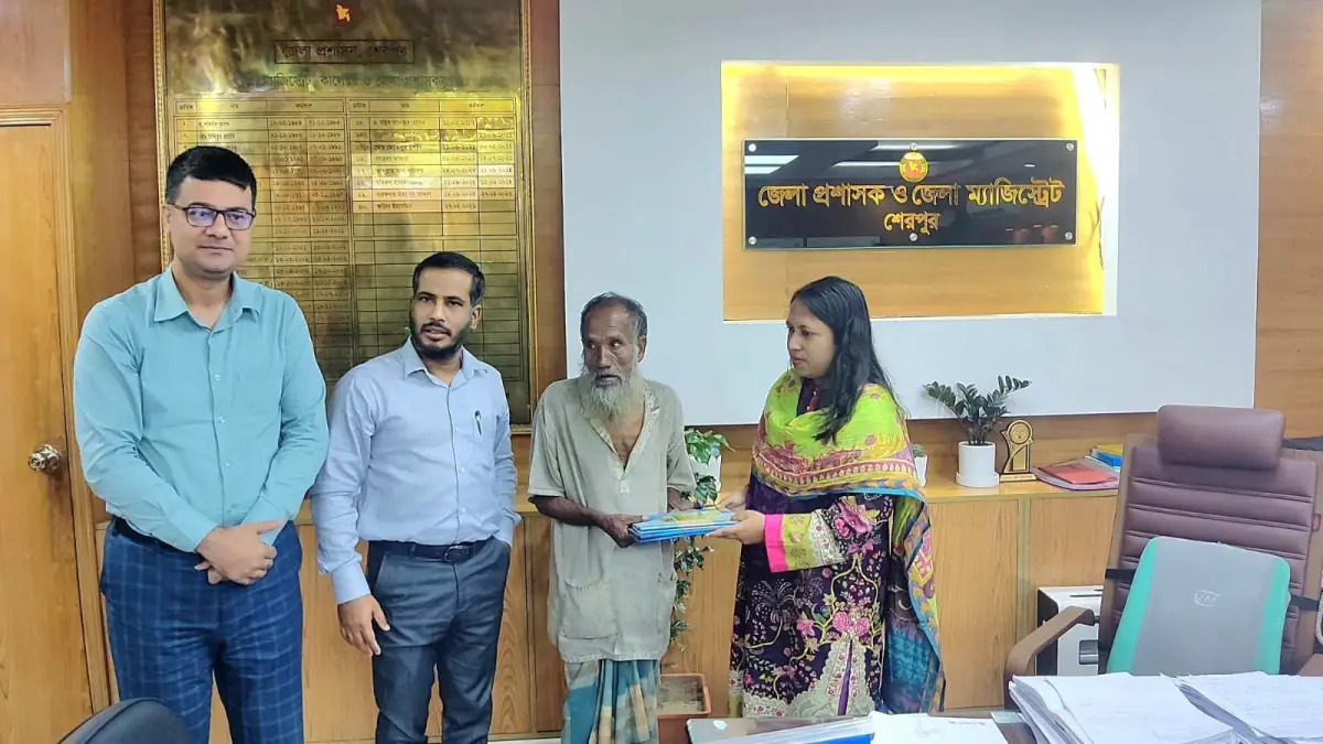 অসহায় আবেদ আলী টুনির পাশে শেরপুর জেলা প্রশাসন