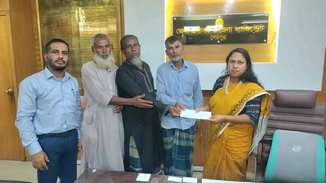 সাপের কামড়ে কলেজছাত্রের মৃত্যু, পরিবারের পাশে জেলা প্রশাসন