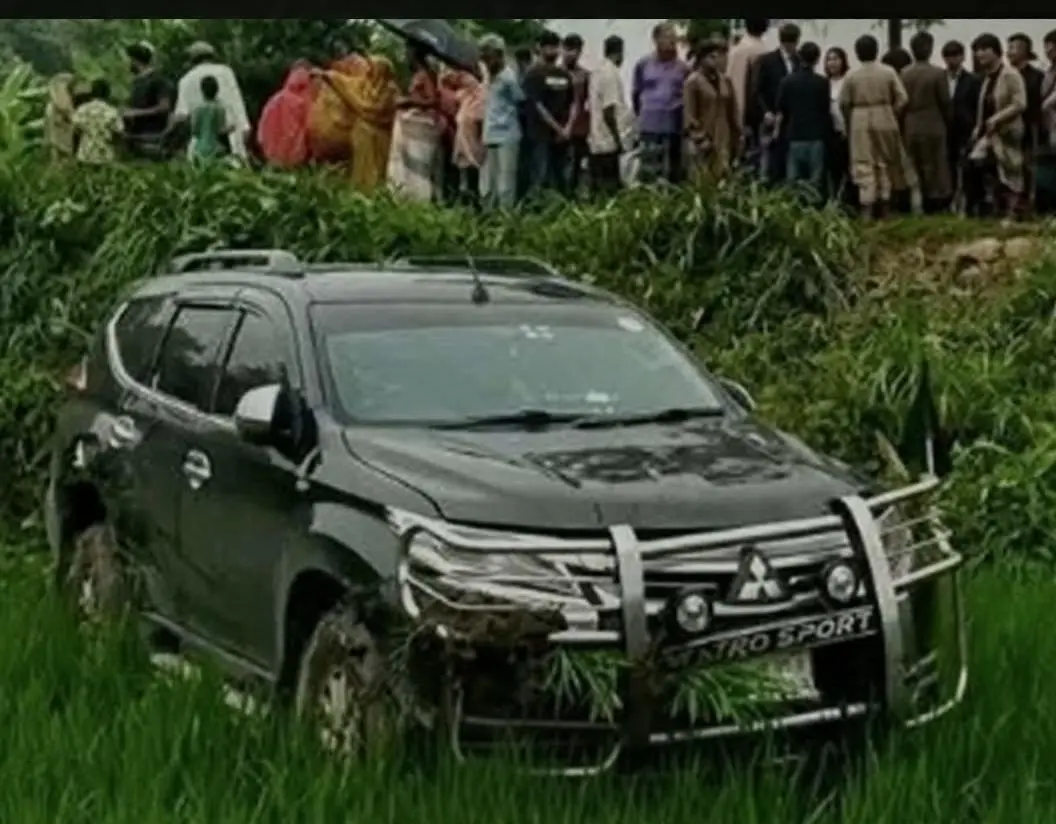 বগুড়ায় বৃদ্ধাকে বাঁচাতে গিয়ে ধানক্ষেতে প্রতিমন্ত্রীর গাড়ি, আহত আব্দুল বারী ও স্ত্রী