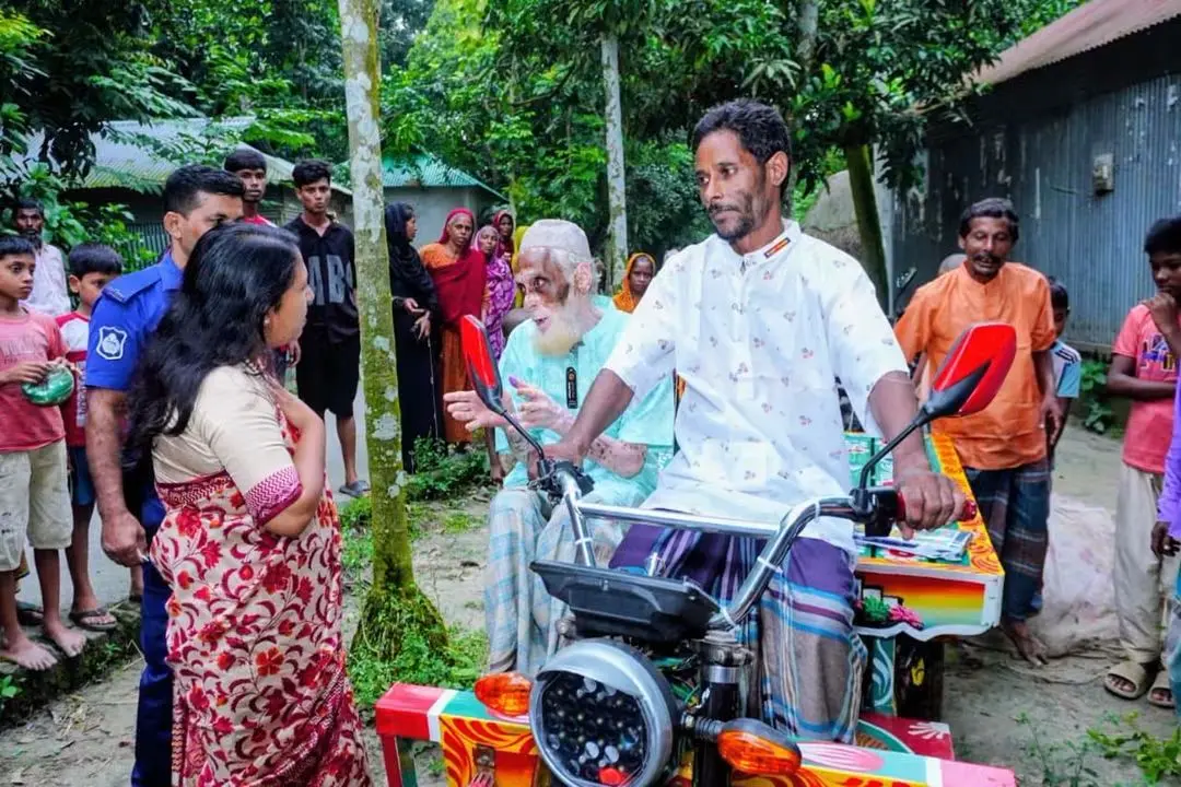 সাজু শেখের পরিবারকে স্বাবলম্বী করতে ভ্যানগাড়ি দিল শেরপুর জেলা প্রশাসন