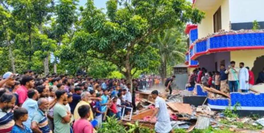 পাবনায় শিশু কলি ধর্ষণ-হত্যা: আসামির বাড়িতে বিক্ষুব্ধ