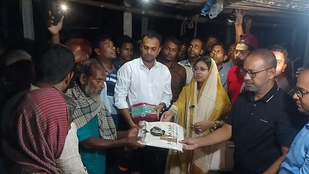 অগ্নিকাণ্ডে ক্ষতিগ্রস্ত কামারেরচরের চার পরিবারের পাশে এমপি প্রিয়াঙ্কা
