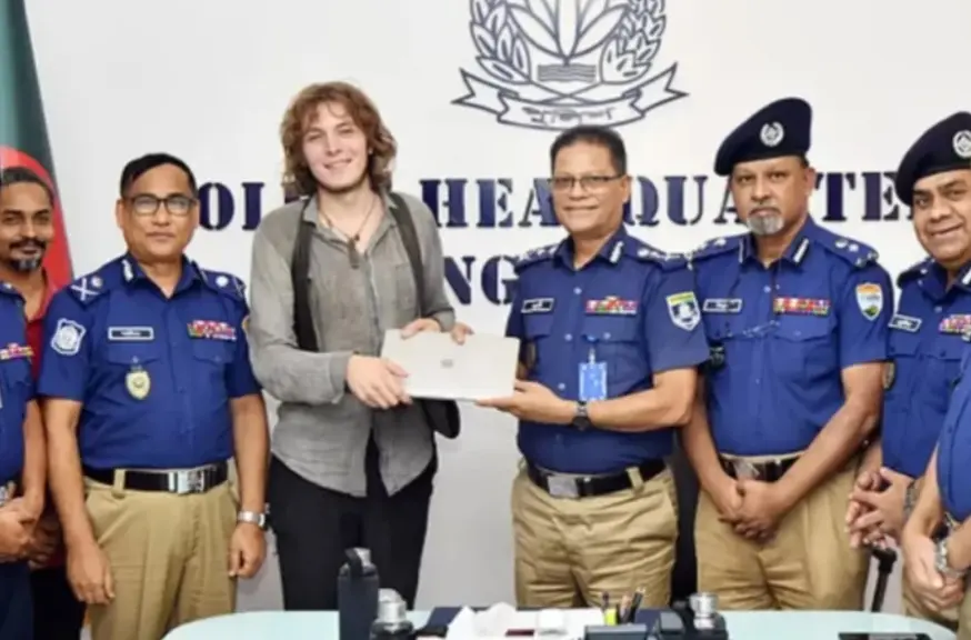 নাটোর থেকে চুরি হওয়া ল্যাপটপ ফিরে পেলেন জার্মান পর্যটক, পুরস্কৃত দুই পুলিশ সদস্য