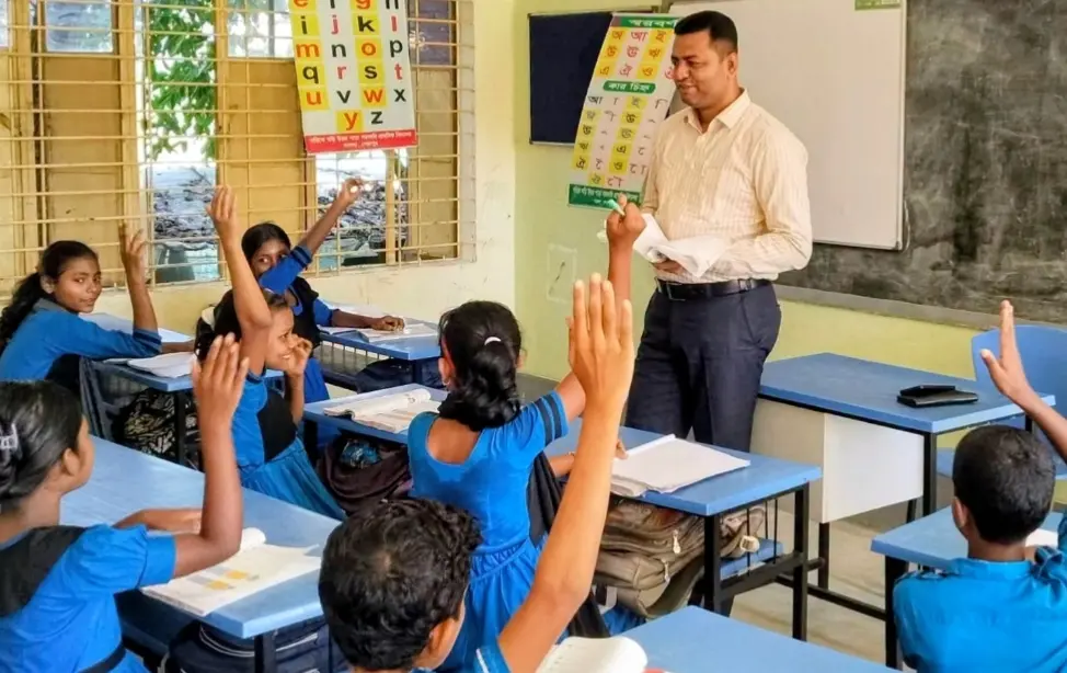 নকলায় বিদ্যালয় পরিদর্শনে গিয়ে শিক্ষার্থীদের পাঠদান করলেন ইউএনও