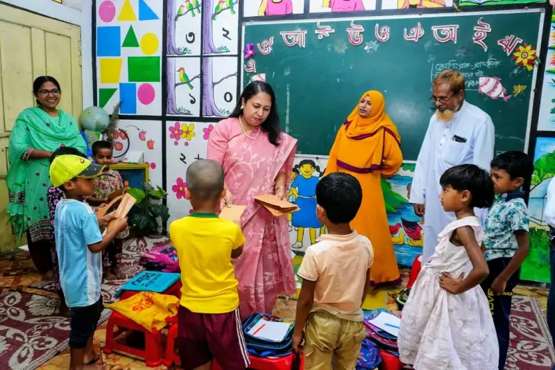 বয়ড়া পরানপুর সরকারি প্রাথমিক বিদ্যালয়ে জেলা প্রশাসকের পরিদর্শন, পাঠদান কার্যক্রমের প্রশংসা