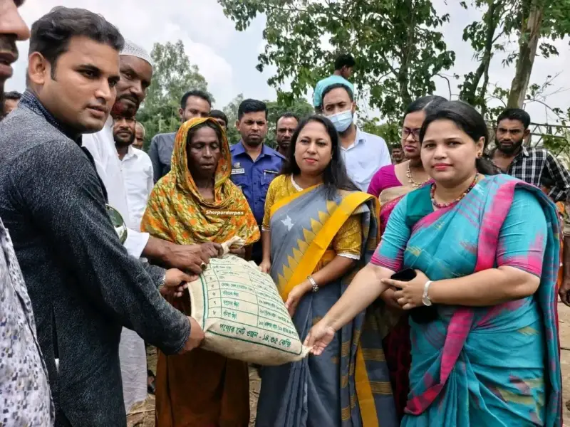 খড়িয়া কাজিরচর ইউনিয়নের গড়পাড়া গ্রামে ক্ষতিগ্রস্ত ও দুর্ভোগে পড়া পরিবারের পাশে দাঁড়িয়েছে জেলা প্রশাসন,