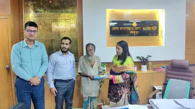 অসহায় আবেদ আলী টুনির পাশে শেরপুর জেলা প্রশাসন