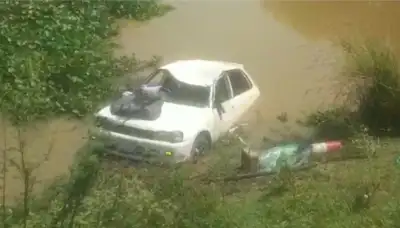 পুলিশের গাড়ি দেখে নিয়ন্ত্রণ হারিয়ে খালে প্রাইভেটকার, উদ্ধার ৩৯ বোতল ভারতীয় মদ