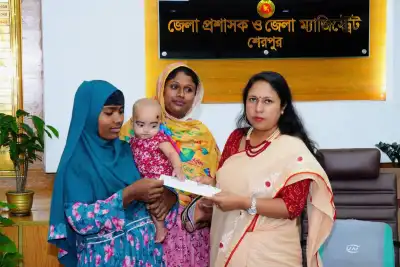 মায়ের স্নেহবঞ্চিত আব্দুল্লাহর আশ্রয় হলো ডিসির কোল, প্রশংসায় ভাসছেন ফরিদা ইয়াসমিন