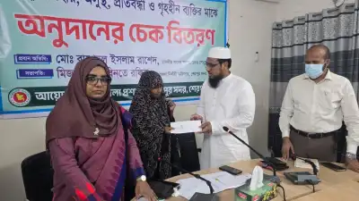 শেরপুরে অসহায় ও সুবিধাবঞ্চিত ২০ জন পেলেন সরকারি অনুদানের চেক