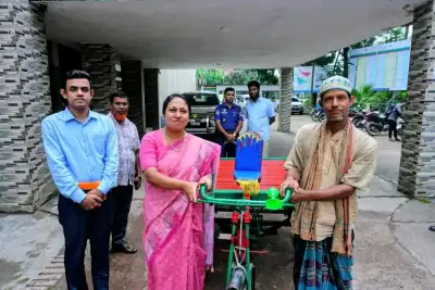 মানবিক সহায়তায় অসহায় জহুরুল ইসলামকে ভ্যানগাড়ি প্রদান