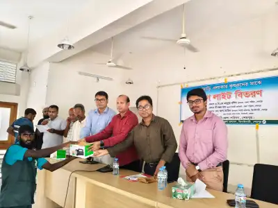 ঝিনাইগাতীতে পাহাড়ি কৃষকদের মাঝে জেলা পরিষদের জগ লাইট বিতরণ
