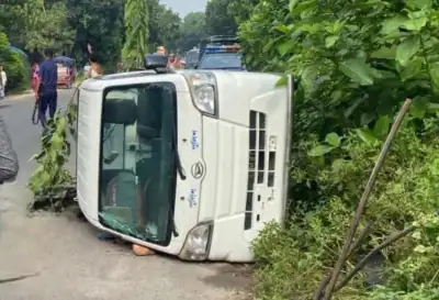 মাদারীপুরে শিশুকে বাঁচাতে গিয়ে পুলিশের গাড়ি খাদে, নিহত ১