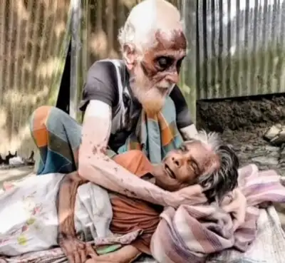 ভালোবাসার কাছে হার মানেনি দারিদ্র্য, ৭০ বছরের দাম্পত্যে অসুস্থ স্ত্রীকে আগলে বৃদ্ধ স্বামী