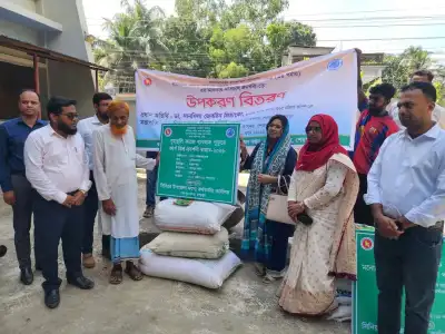 মৎস্যচাষ প্রদর্শনীতে উপকরণ বিতরণ