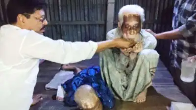 অসহায় পরিবারের পাশে আলহাজ্ব হযরত আলী, নিলেন চিকিৎসা ও পুষ্টিকর খাবারের দায়িত্ব