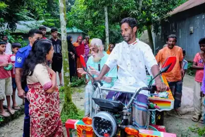 সাজু শেখের পরিবারকে স্বাবলম্বী করতে ভ্যানগাড়ি দিল শেরপুর জেলা প্রশাসন