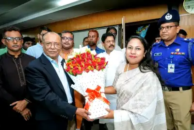 শেরপুরে পরিবেশমন্ত্রী আবদুল আউয়াল মিন্টুকে ফুলেল শুভেচ্ছায় স্বাগত
