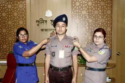 পদোন্নতিপ্রাপ্ত পুলিশ সদস্যকে র‍্যাংক ব্যাজ পরিয়ে দিলেন পুলিশ সুপার, জামালপুর