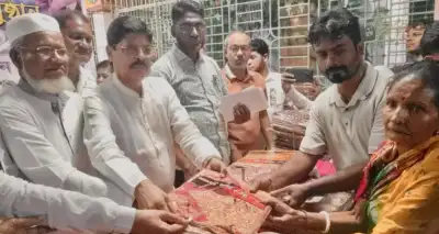 শারদীয় দুর্গাপূজা উপলক্ষে শেরপুরে ৩০০ শাড়ি ও ১ লাখ ১১ হাজার টাকা বিতরণ